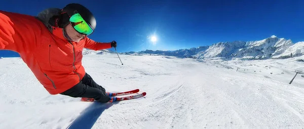 Skifahrer Einem Sonnigen Tag Hochgebirge Auf Der Skipiste Stockfoto