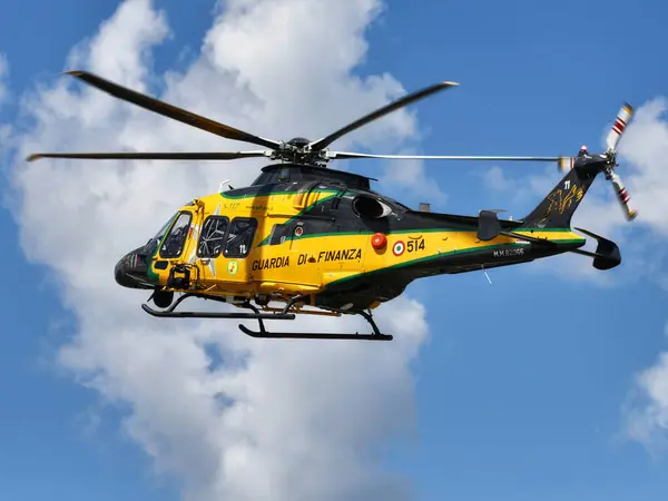 意大利伊莫拉 2024年4月21日 意大利财政卫队直升机在公共活动中巡逻 免版税图库照片