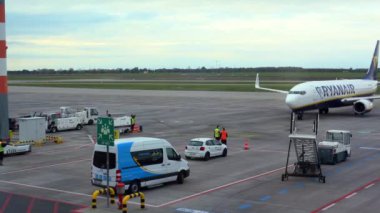 Berlin, Almanya - 21 Ekim 2024: Berlin Brandenburg Havaalanı 'na Ryanair uçağı park etme süresi doldu, uçaktan inen yolcular