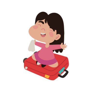 Neşeli çocuk neşe ve kahkahayla bavulunda oturuyor.