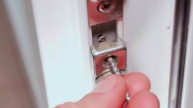 Plastik kapılara aksesuar yerleştirmek. Plastik kapıları kendi kendine tıklatan bir vida ve tornavidayla kapattığı için klempi vidalamak. Yüksek kalite 4k görüntü