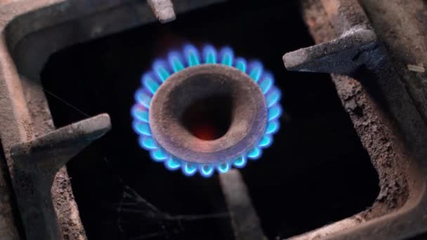 Згорання Природного Газу Іржава Стара Кухонна Плита Палаючим Газовим Блакитним — стокове відео