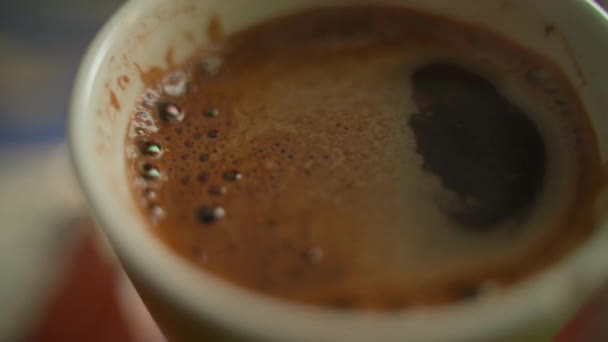 Eine Tasse Schwarzen Kaffees Wird Zeitlupe Aus Der Nähe Betrachtet — Stockvideo