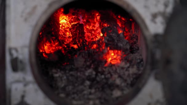 Isıtma Fırınının Şömine Kutusunda Yanan Kırmızı Kömürler Yüksek Kalite Görüntü — Stok video