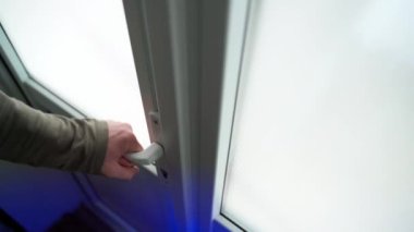 Gölgelerde bir adam arka kapıdan aceleyle çıkıyor. Polislerin yanıp sönen ışıkları geceleri camları donuk plastik kapılara yansıyor. Suç mahallinden kaçın, geçmişi bulanık.