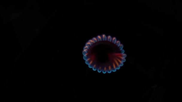 Knipperende Alarmlichten Brandend Gas Met Een Blauwe Vlam Een Oude — Stockvideo