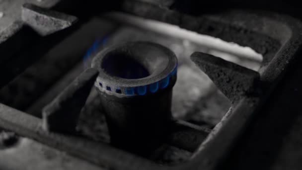 旧厨房炉灶的燃气炉 有燃烧的气体在运动中 慢动作燃烧蓝色燃料用于住宅取暖 穷人的生活条件差 贫民窟厨房里的天然气燃烧 — 图库视频影像