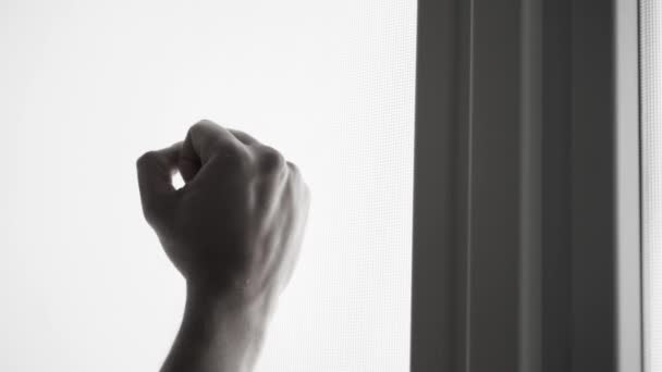 Mão Bate Vidro Transparente Luz Fundo Punho Vídeo Preto Branco — Vídeo de Stock