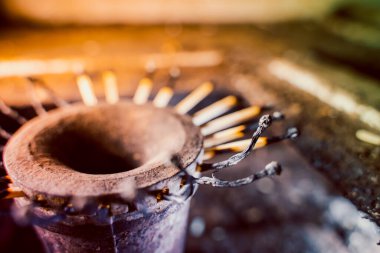 Belli sayıda ev ahşabı, gaz ocağından çıkan kibritle aynı. Mutfak gaz ocağında mavi yakıt olmaması. Isınmak için alternatif yakıt arayın. Kötü yaşam koşulları