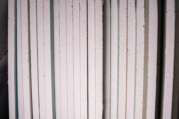 建設現場での防湿乾燥壁の閉鎖のシートの多く 普遍的な表面材料 納品後に建材を折り畳む 石膏フィラーの質感 — ストック写真