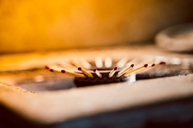 Belli sayıda ev ahşabı, gaz ocağından çıkan kibritle aynı. Mutfak gaz ocağında mavi yakıt olmaması. Isınmak için alternatif yakıt arayın. Kötü yaşam koşulları