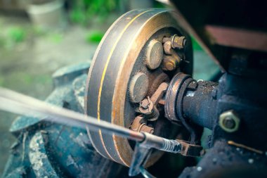 Makara sürücüsü, traktörün arkasındaydı. Eski tarım makineleri