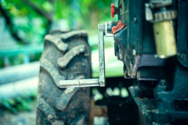 Yürüyen traktörün motorunu çalıştırmak için eğri bir marş. Çekici dizel motorun elle çalıştırma mekanizması
