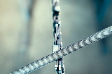 Yuvarlak bir dosya, arka plan bulanık bir testerenin testeresini keskinleştirir.