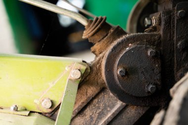 Kaldıraç kontrol dişlisi motoblock. Tarla ekimi için tarım makineleri. Mini traktör yakın plan.