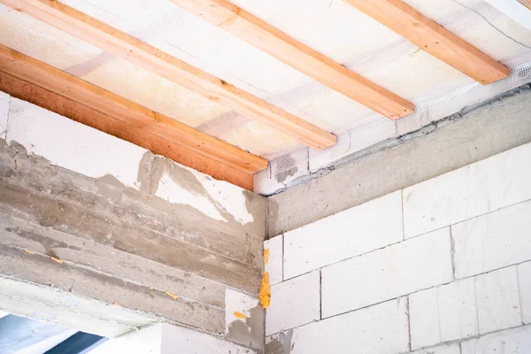 空墙由充气混凝土砌块 混凝土加筋带组成 用以加固房屋结构 楼层之间的木材天花板 蒸汽屏障是用木箱固定在天花板上的 — 图库照片