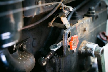 Motoblock motorundaki gaz pedalı. Traktör hız regülatörünün arkasında yürü