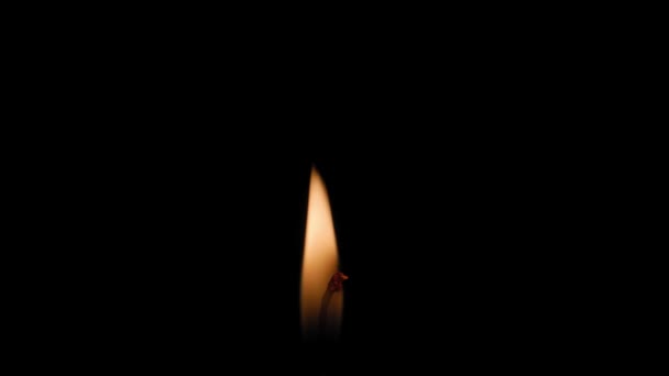 Focul Dintr Lumânare Arde Aproape Fundal Negru Centrul Cadrului Lumânarea — Videoclip de stoc