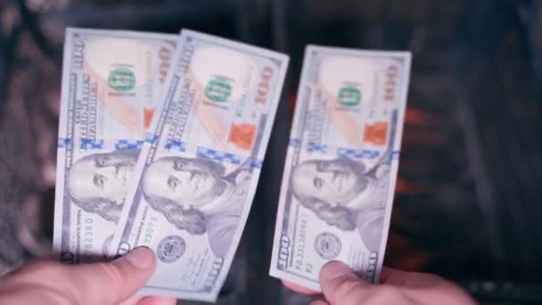 Las Manos Están Regateando Ofreciendo Dólares Por Las Zanahorias Sobrantes — Vídeos de Stock