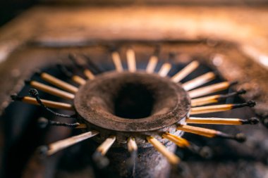 Belli sayıda ev ahşabı, gaz ocağından çıkan kibritle aynı. Mutfak gaz ocağında mavi yakıt olmaması. Isınmak için alternatif yakıt arayın. Kötü yaşam koşulları