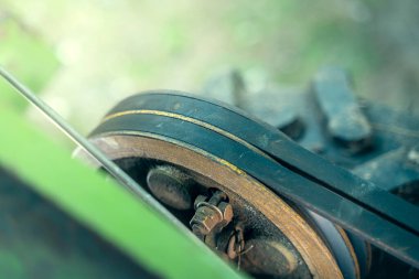 Makara sürücüsü, traktörün arkasındaydı. Eski tarım makineleri