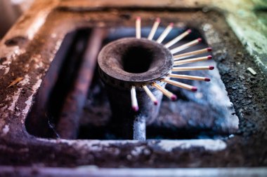 Ahşap ev kibritleri ocağın gaz yolunu tıkıyor. Mavi yakıtın yerini al. Benzin yokluğunda yaşam kalitesi düşük. Gecekondu mahallelerinde ısınma mevsiminin başlangıcında panik