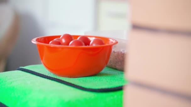 Rode Plastic Plaat Met Tomaten Een Groene Handdoek Close Een — Stockvideo