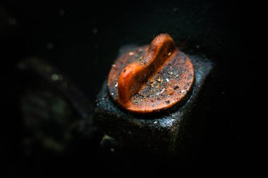 Kırmızı kirli yağ çubuğu kapağı. Bir traktörün dizel motorunda petrol için boynu dolduran kişi.