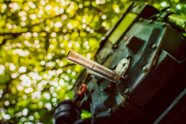 Elle kumandalı bir traktör motorunda, bulanık bir arkaplanda dizel motoru çalıştırmak için elle çalıştırıcı. Eğri marş, mini bir traktörden sarkıyor.