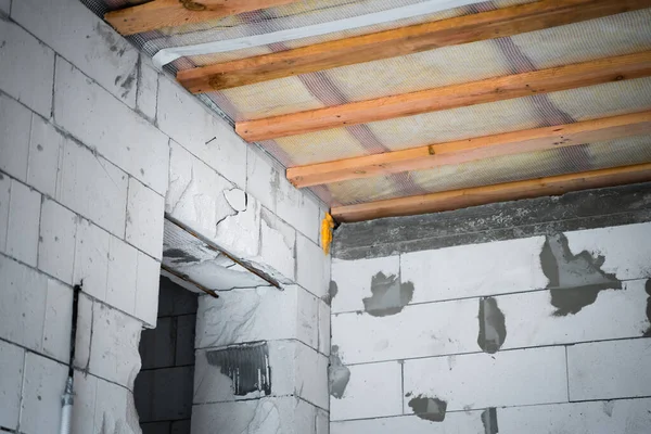 Drzwi Wykonane Cianie Betonowych Ceg Izolowany Dach Wełny Szklanej Jest — Zdjęcie stockowe