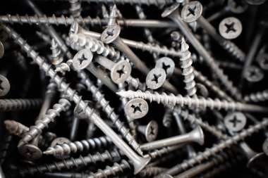 Uzun siyah ahşap yakın plan vidaları. Evrensel yapı malzemeleri