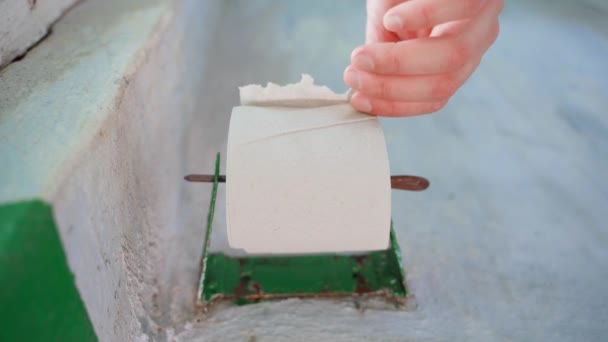 Ręczne Wyciąganie Papieru Toaletowego Bliska Widok Dołu Tani Jednowarstwowy Papier — Wideo stockowe
