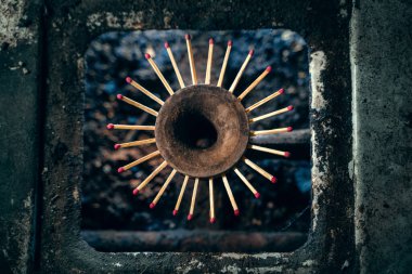 Ahşap ev kibritleri ocağın gaz yolunu tıkıyor. Mavi yakıtın yerini al. Benzin yokluğunda yaşam kalitesi düşük. Gecekondu mahallelerinde ısınma mevsiminin başlangıcında panik