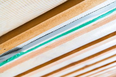 Tavanda buhar bariyeri var. Nemden izolasyon yalıtımı. Bitmemiş bir evin tavanında tahta sandık.