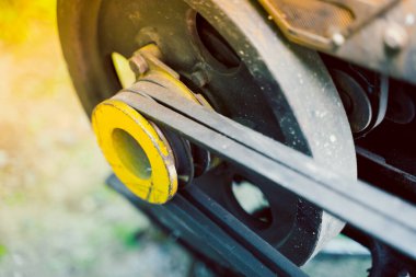 Traktör makarasının arkasında iki kemer yakın plan. Tarım, tarım makineleri için traktör