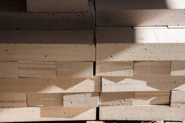 İnşaat alanına havalandırılmış beton tuğlalar getirildi. Evrensel yapı malzemesi