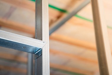 Metal profil çerçevesindeki kaburgaları sıva bir duvarda sıkılaştırmak. Özel bir evde duvar örmek