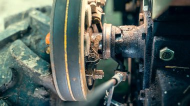 Traktör makarasının arkasında iki kemer yakın plan. Tarım, tarım makineleri için traktör