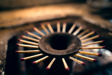 Ahşap ev kibriti, mutfak sobasının gaz ocağında yakmak yerine yakıyor. Mutfak gaz ocağının üst manzarası çok kötü durumda. Gaz boru hattında mavi yakıt eksikliği