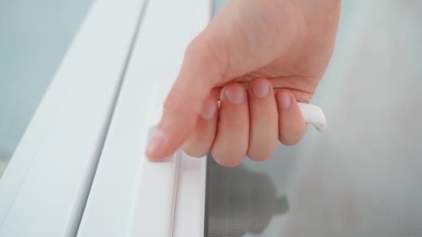 Ręka Ściska Rękę Białych Drzwi Powoli Niepewnie Uwalnia Obrócenie Klamki — Wideo stockowe