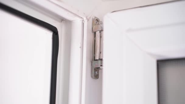 光滑的视差围绕着一个白色塑料门的上门铰链关闭 优质Fullhd影片 — 图库视频影像