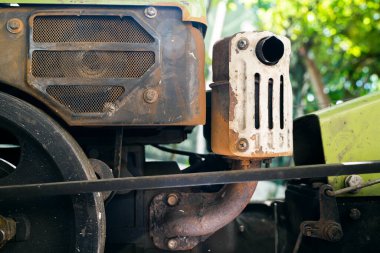 Tarım için eski bir traktör. Traktör susturuculu egzoz borusu