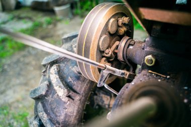 Traktör makarasının arkasında iki kemer yakın plan. Tarım, tarım makineleri için traktör