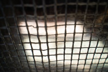 Bulanık bir arkaplanda şeffaf güçlendirilmiş buhar bariyeri. Nem ve buhara karşı plastik şeffaf film