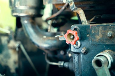 Motoblock motorundaki gaz pedalı. Traktör hız regülatörünün arkasında yürü