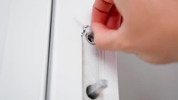 Ένα Χέρι Σκίζει Ένα Προστατευτικό Φιλμ Από Μια Πλαστική Πόρτα — Αρχείο Βίντεο