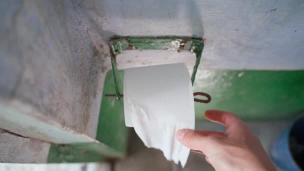 Hand Drar Toalettpapper Lantlig Utedass Enskiktsbilliga Toalettpapper Hållare Närbild Suddig — Stockvideo