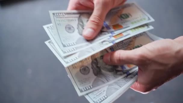 Händerna Räknar Bunt Med Hundra Dollarsedlar Närbild Suddig Bakgrund Människan — Stockvideo