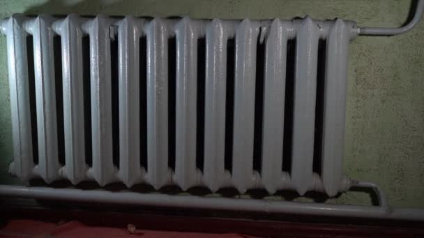 Παλιό Απαρχαιωμένο Χυτοσίδηρο Μπλε Καλοριφέρ Θέρμανσης Ένα Ιδιωτικό Σπίτι Θέρμανση — Αρχείο Βίντεο