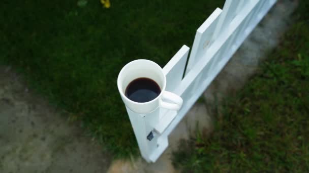 Белая Чашка Черного Кофе Стоит Белом Деревянном Заборе Улице Крупным — стоковое видео